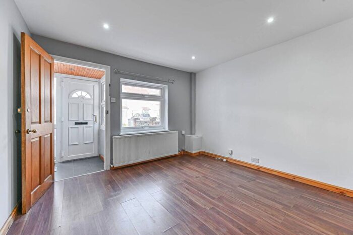 2 Bedroom House To Rent In Addington Road, Croydon, CR0