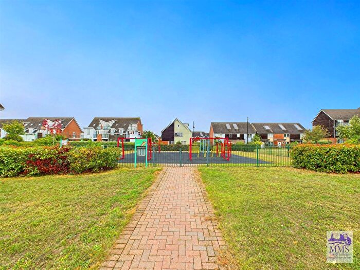 3 Bedroom Flat For Sale In Bradfords Close, St. Marys Island, Chatham, ME4