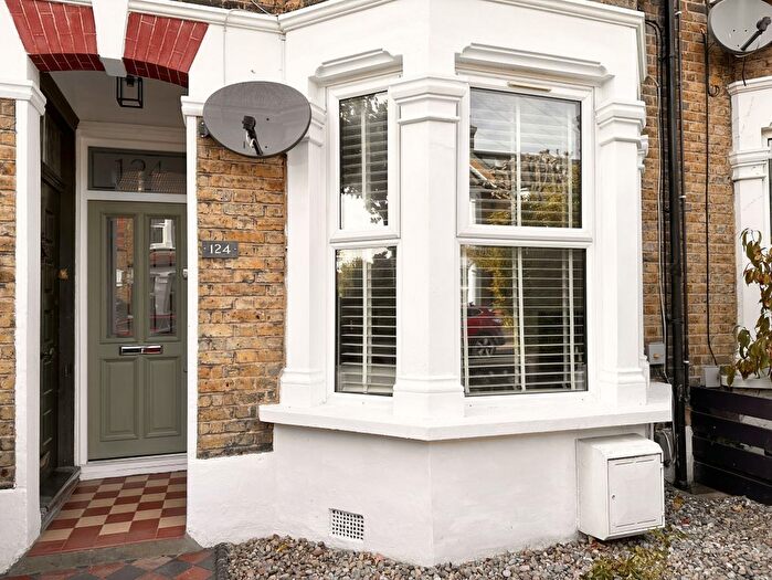 2 Bedroom Flat For Sale In Richmond Road, London, E11