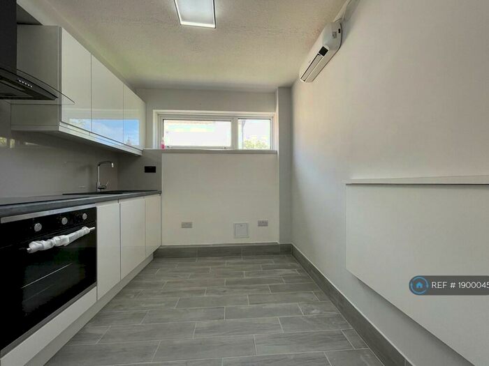 2 Bedroom Flat To Rent In Nicholas Court, London, SE12