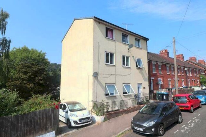 2 Bedroom Flat To Rent In Farningham Road, Caterham, CR3