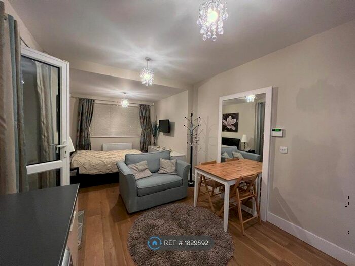 Studio To Rent In The Ridings, London, W5