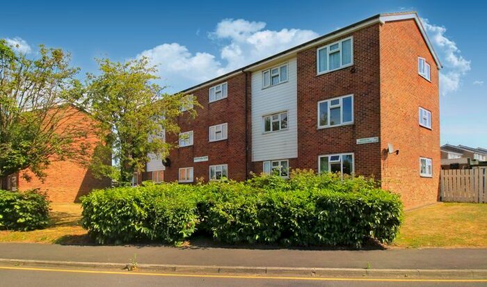 2 Bedroom Flat To Rent In Owlets Hall Close, Romford, RM11