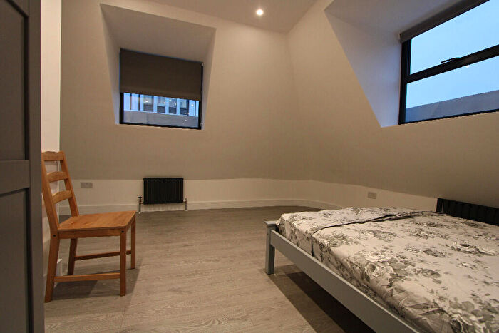 3 Bedroom Flat To Rent In Parkgate Road, London, SW11