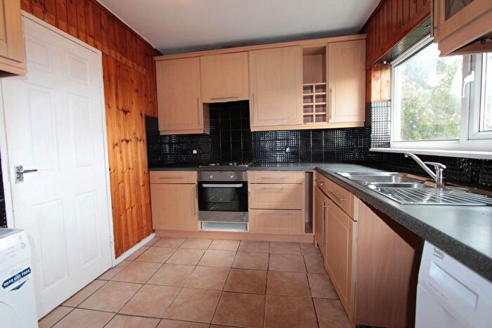 3 Bedroom Flat To Rent In Winnington Road, Enfield, Middlesex, EN3