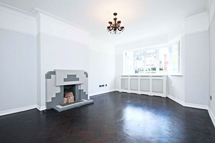 2 Bedroom Flat To Rent In Twyford Avenue, London, W3