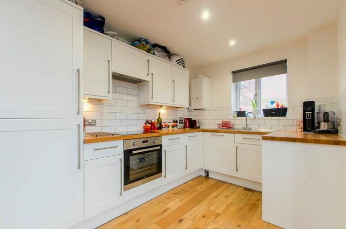 2 Bedroom Flat To Rent In Upper Tulse Hill, Brixton, London, SW2