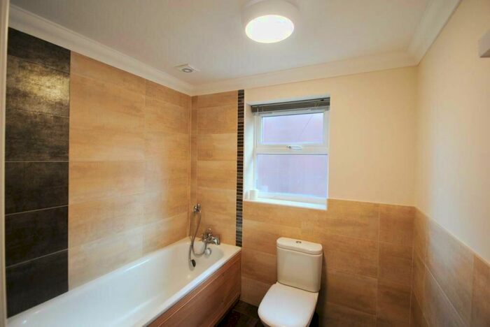 2 Bedroom Flat To Rent In Pembroke Place, - Alumhurst Road, Bournemouth, BH4