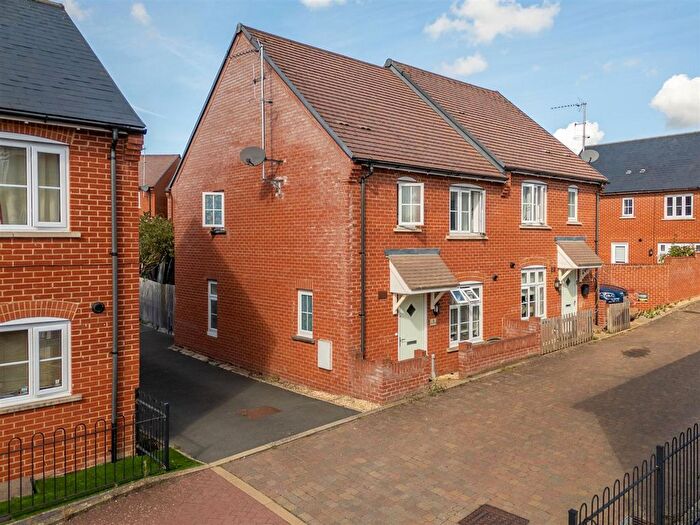 3 Bedroom Semi-detached House For Sale In Skinner Road, Aylesbury, HP19