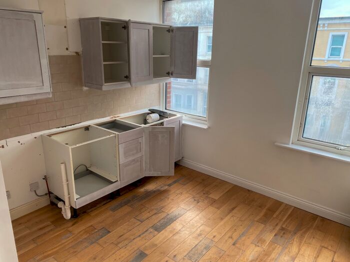 Studio To Rent In Warwick Road, London, SW5