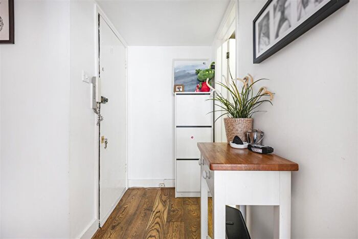 3 Bedroom Flat For Sale In Blake Hall Road, Wanstead, E11