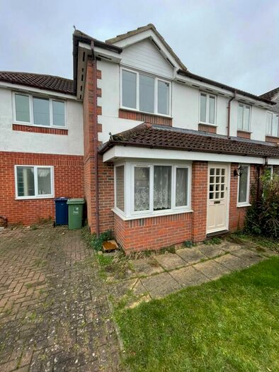 4 Bedroom Semi-Detached House To Rent In Cricket Road, Oxford, OX4