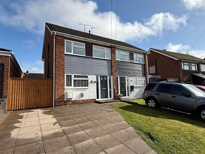 3 Bedroom Semi Detached House For Sale In Kings Road, Swadlincote, DE11