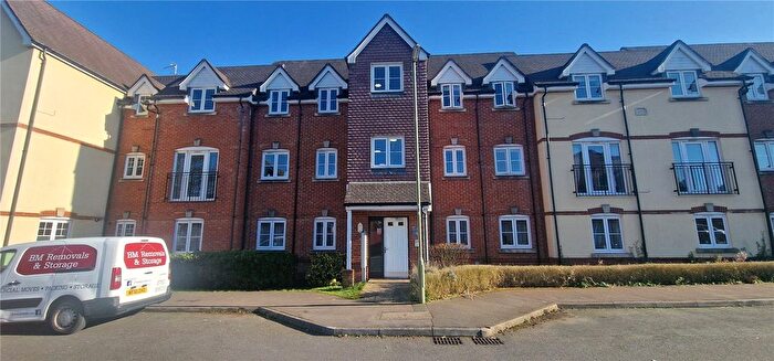 2 Bedroom Flat For Sale In Garstons Way, Holybourne, Alton, GU34