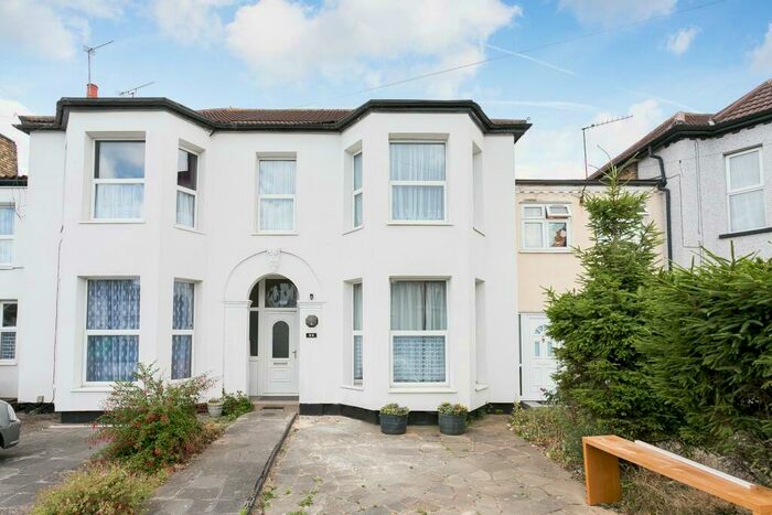 3 Bedroom Flat To Rent In Eastwood Gardens, IG3