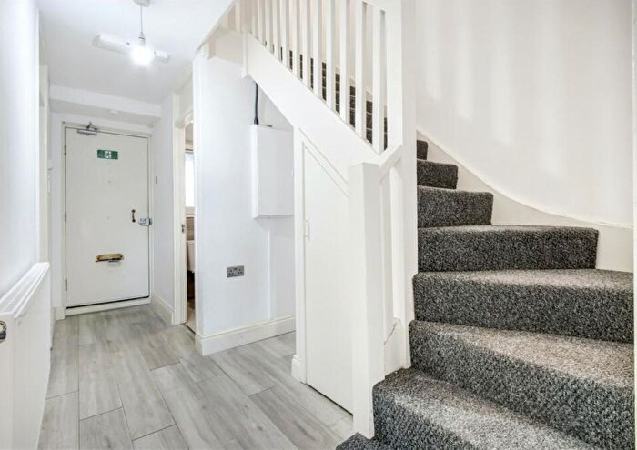 3 Bedroom Flat To Rent In Eric Street, London, E3