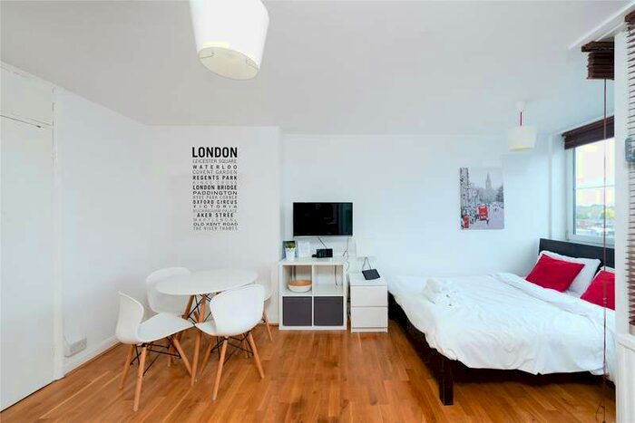 Flat To Rent In Oxford Gardens, London, W10