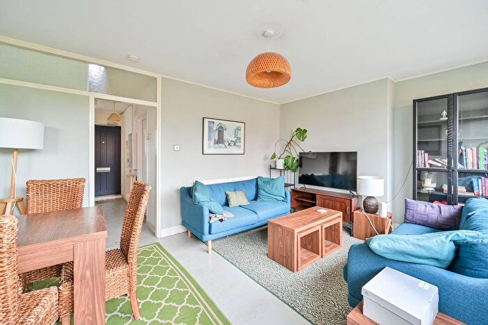 2 Bedroom Maisonette To Rent In Olney Road, Elephant And Castle, London, SE17