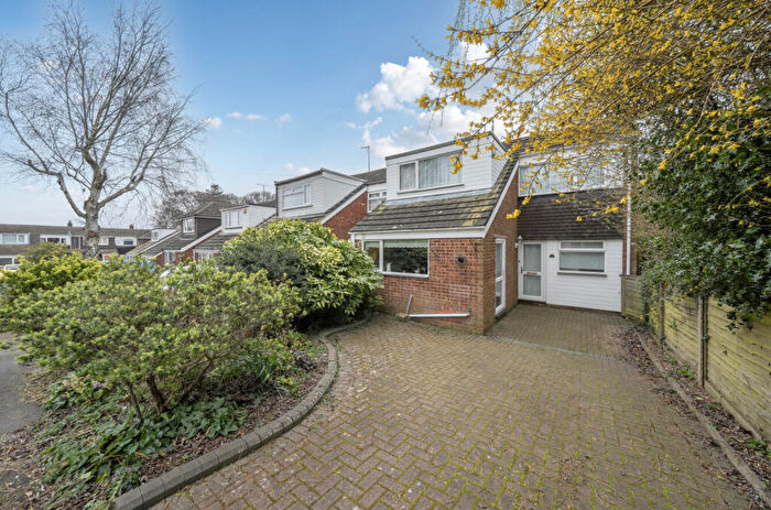 3 Bedroom End Of Terrace House For Sale In Churchill Road, Dunstable, Bedfordshire, LU6