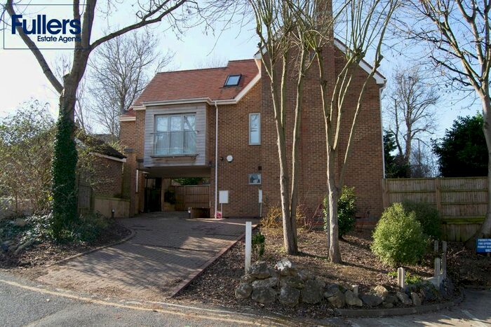 4 Bedroom Detached House To Rent In Springbank, London, N21