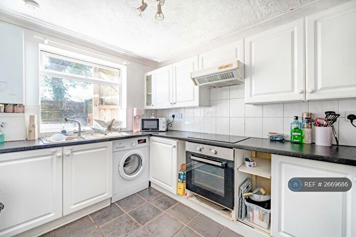 1 Bedroom Flat To Rent In Curtis Street, Swindon, SN1