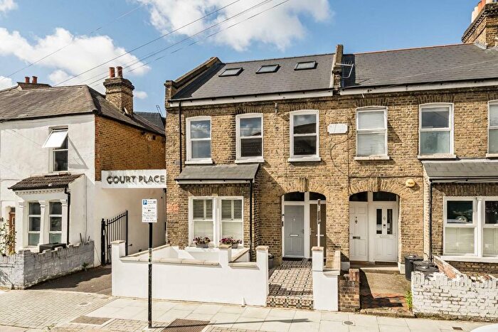 4 Bedroom Maisonette For Sale In Sellincourt Road, Tooting, SW17