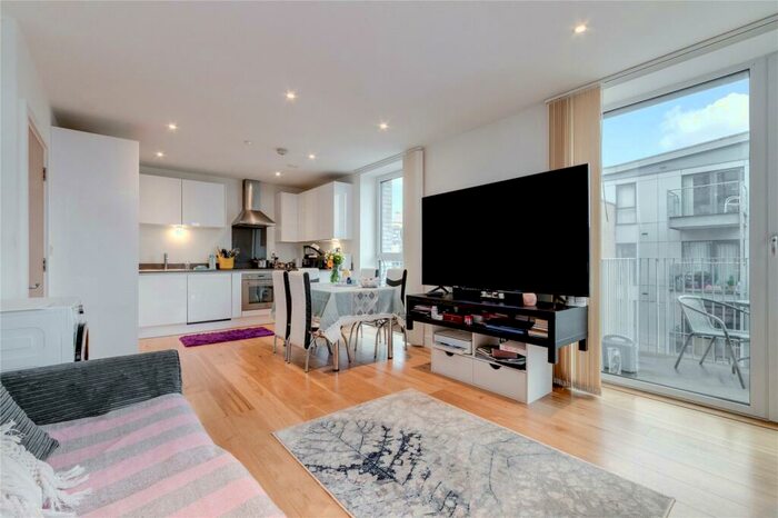 2 Bedroom Flat To Rent In Emily Street, Canary Wharf, E16