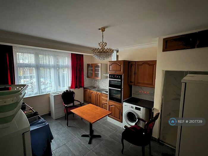 Studio To Rent In Wilmer Way, London, N14