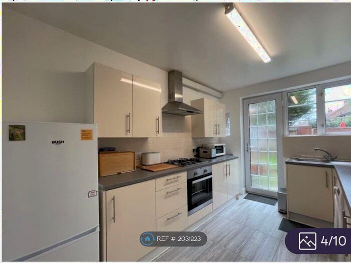 2 Bedroom Flat To Rent In The Fairway, London, NW7