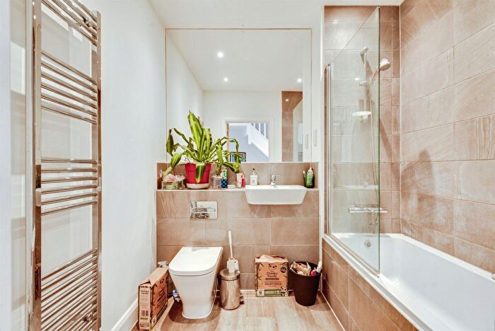 3 Bedroom End Terrace House For Sale In Sher Afzal Close, Oxford, OX4