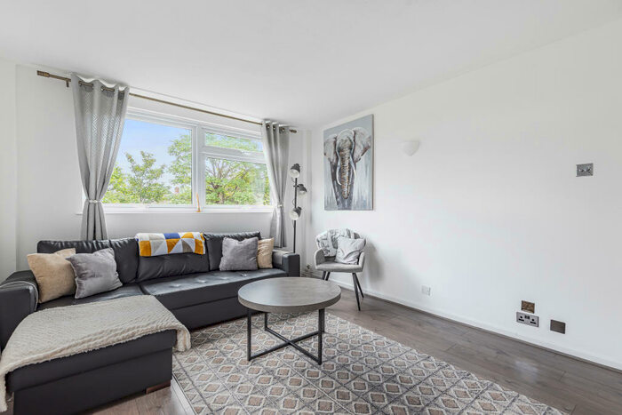 2 Bedroom Flat To Rent In Bromley Hill, Bromley, BR1