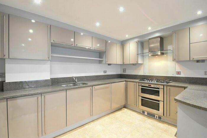 2 Bedroom Apartment To Rent In Monument Hill, Weybridge, KT13