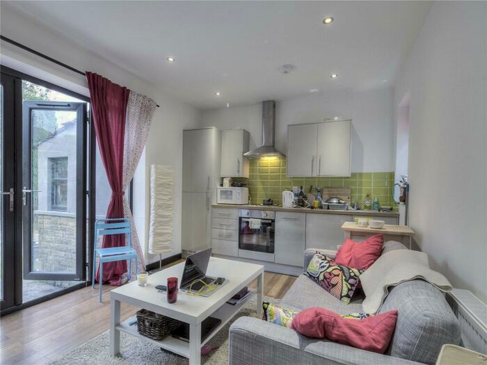 3 Bedroom Bungalow To Rent In Newsome Road, Huddersfield, HD4