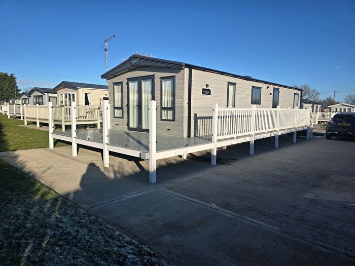2 Bedroom Mobile/park Home For Sale In Hornsea Road, Skipsea, Driffield, YO25