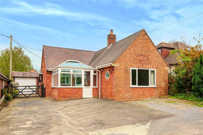 3 Bedroom Bungalow To Rent In Pack Lane, Basingstoke, Hampshire, RG22