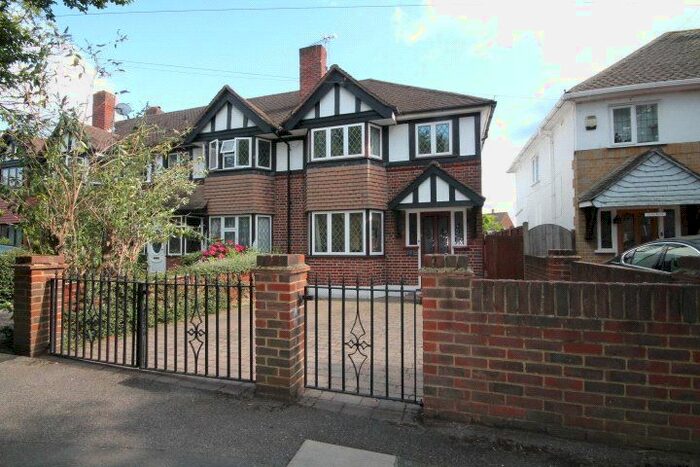 3 Bedroom End Of Terrace House To Rent In Beechwood Avenue, Sunbury-On-Thames, Middlesex, TW16