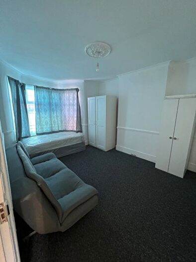 2 Bedroom Flat To Rent In Lansdowne Road, Seven Kings, Ilford, IG3