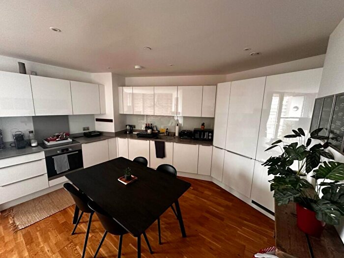 2 Bedroom Flat To Rent In St. Marks Square, Bromley, London, BR2