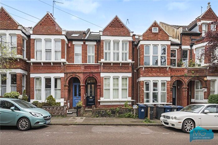 3 Bedroom Apartment For Sale In Park Hall Road, East Finchley, London, N2