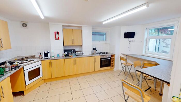 4 Bedroom House To Rent In Headingley Avenue, Leeds, LS6