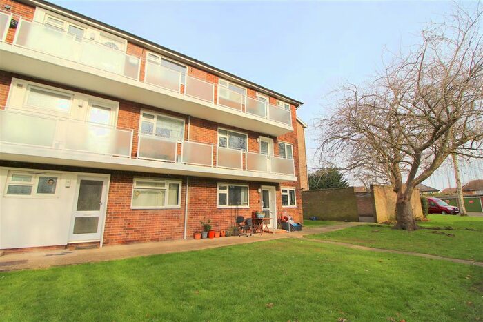 2 Bedroom Flat To Rent In The Ridgeway, Marshalswick, St. Albans AL4
