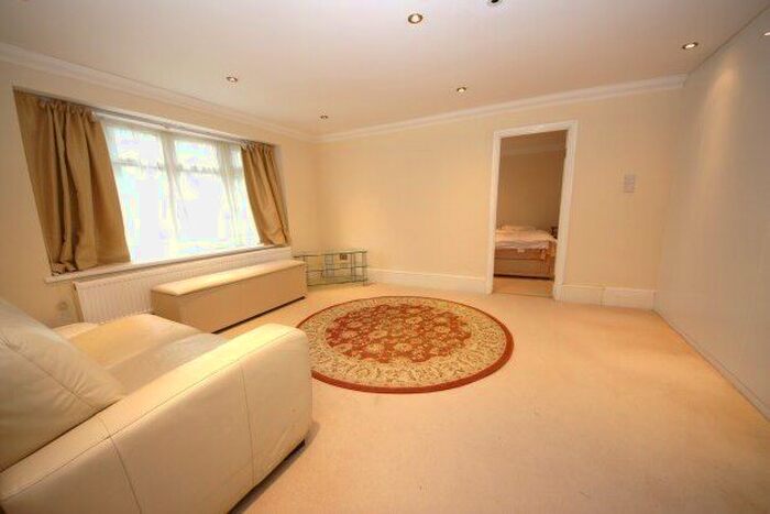 1 Bedroom Flat To Rent In Salisbury Road, Worcester Park, KT4