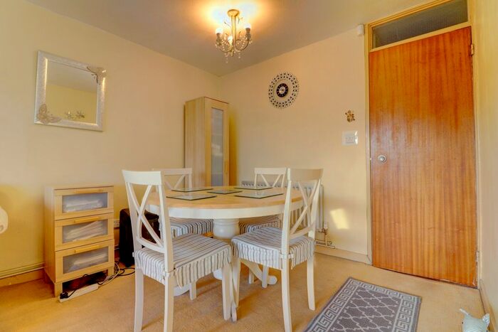 2 Bedroom Maisonette For Sale In London Road, High Wycombe, HP11