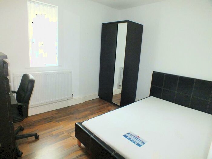 2 Bedroom Flat To Rent In Bedroom - Flat, Bawas Place - Alfreton Road, NG7