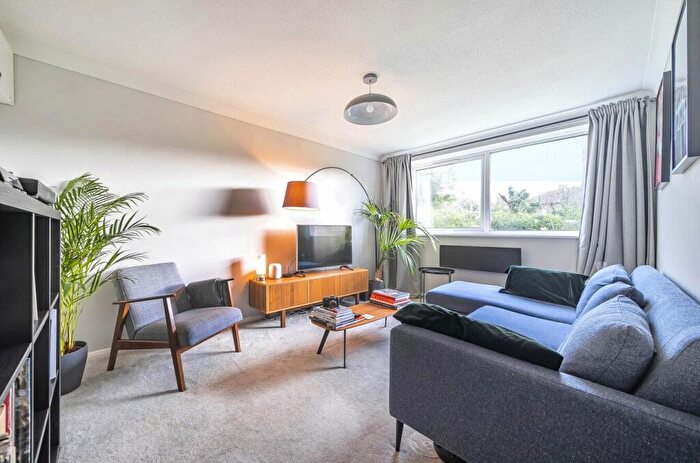 1 Bedroom Flat For Sale In Rossiter Lodge, Rosetrees, Guildford, Surrey, GU1