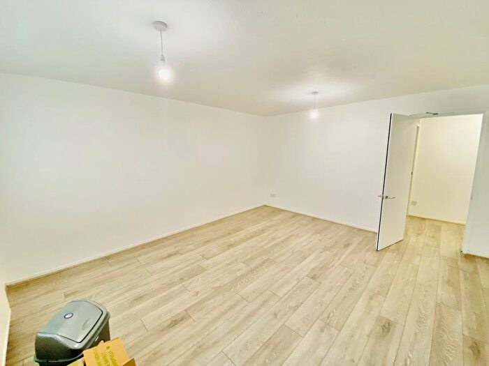2 Bedroom Flat For Sale In Boleyn Way, New Barnet, EN5