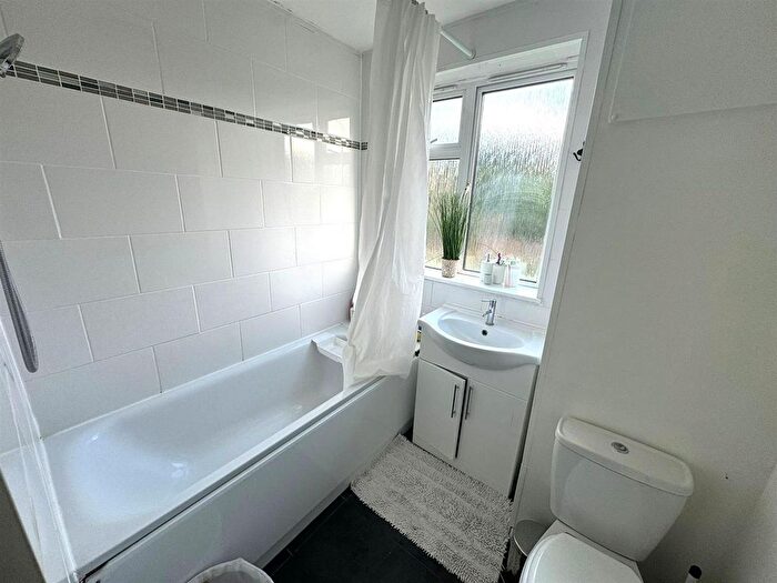 2 Bedroom Flat To Rent In Bells Hill, Barnet, EN5