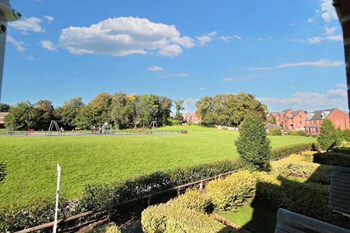 4 Bedroom Town House To Rent In Oakhurst Drive, Wardle, OL12