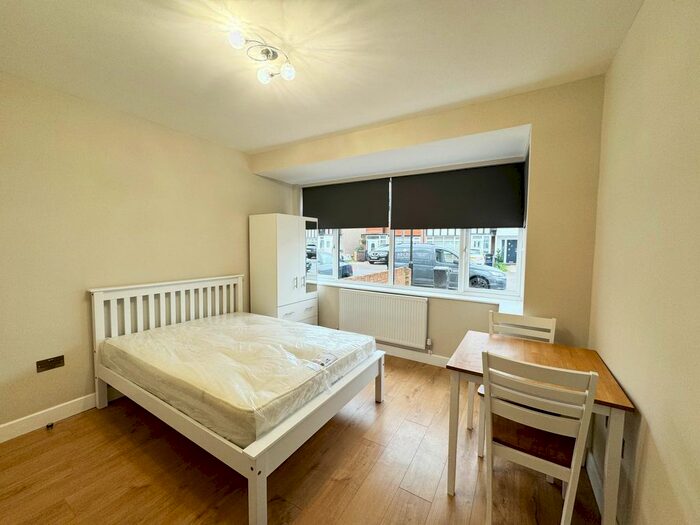 Studio To Rent In Shelson Avenue, Feltham, TW13