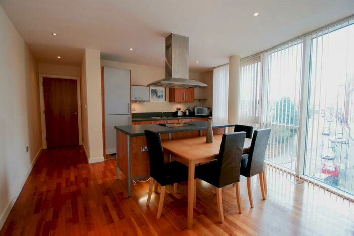 2 Bedroom Apartment To Rent In Glasshouse, Canal Square, B16